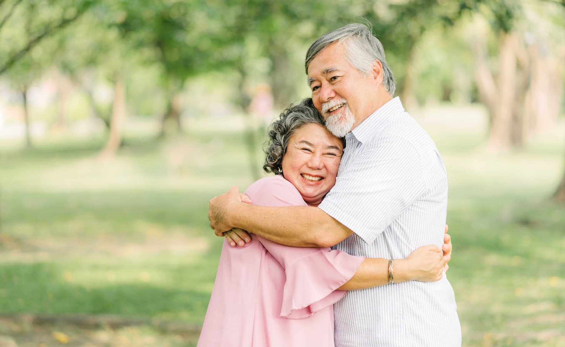 Tại sao chúng ta cần được ôm mỗi ngày?